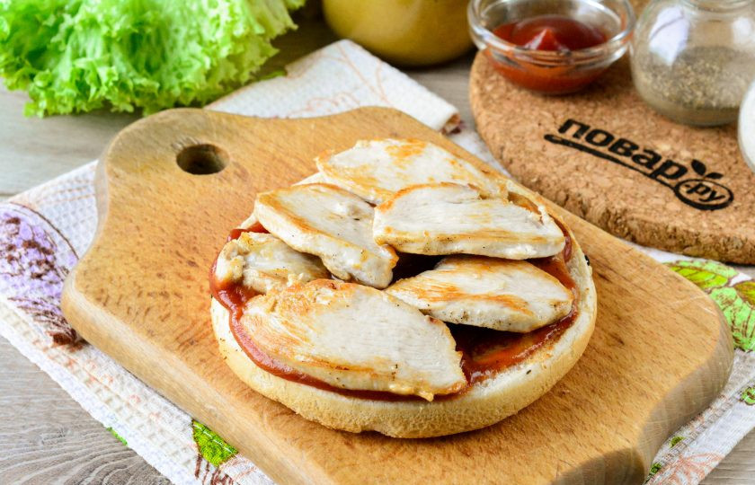 1. Этап. Бургер с курицей, яблоком и сыром: Добавьте в бургер кусочки обжаренной курицы.