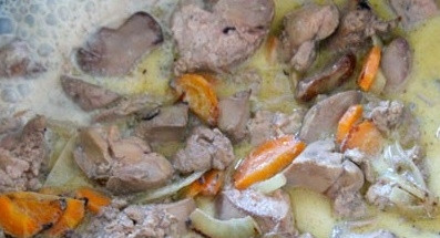 1. Этап. Печень куриная с молоком: Теперь, когда овощи станут мягкими, добавляем в сковороду куриную печень. Ждем, пока она посветлеет и тут же заливаем все молоком. Накрываем крышкой и тушим все на протяжении 15 минут.