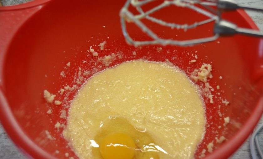 1. Этап. Капкейки с соленой карамелью: По одному введите 2 яйца и добавьте 2 желтка. 2 белка сразу же отделите в сотейник, к ним вернетесь позже. Все взбейте.