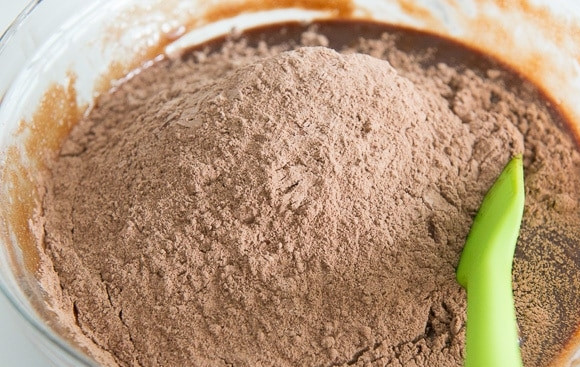 1. Этап. Шоколадно-кокосовое брауни: 4. Затем сверху всыпьте сухие ингредиенты. Замешайте жидкое тесто.