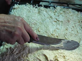 1. Этап. Мясо под шубой в духовке: На слой сыра наносим майонез и равномерно покрываем им наше мясо.