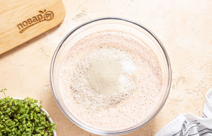 1. Этап. Хлеб из киноа: Добавьте соль, сухие дрожжи и псиллиум. Перемешайте до однородности.