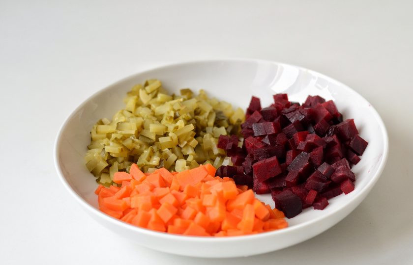 1. Этап. Слоеный винегрет: Свеклу, морковь и соленые огурцы нарежьте мелкими кубиками.
