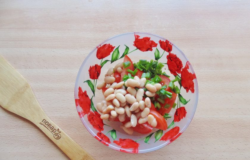 1. Этап. Салат с фасолью и яблоками: Фасоль сварите или возьмите готовую консервированную. Зеленый лук мелко нарежьте. Добавьте в салат.