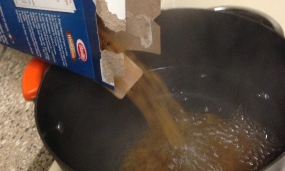 1. Этап. Макароны с фаршем и овощами: 4. Выложите в кастрюлю с кипящей водой макароны, отварите их до готовности (3-5 минут).