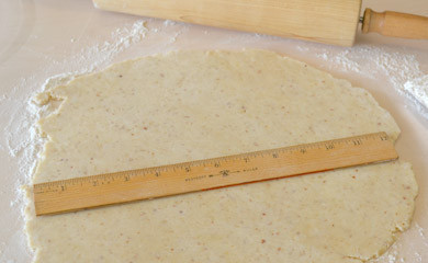 1. Этап. Открытый пирог с ягодами: 7. Охлажденное тесто раскатайте по диаметру формы. При желании открытый пирог с ягодами в домашних условиях можно сделать на противне.