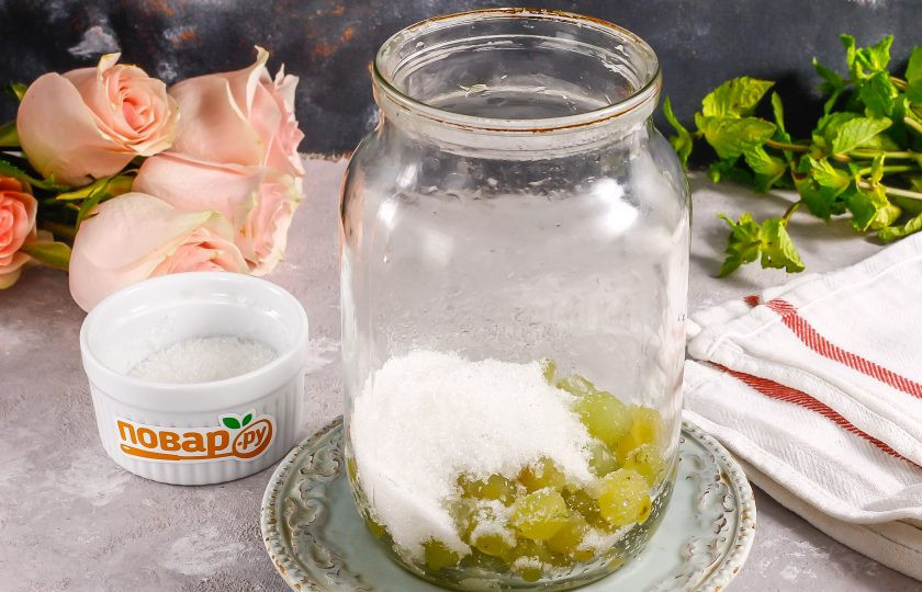 1. Этап. Компот из белого винограда на зиму: Спустя указанное время слейте теплую воду в кастрюлю, снова вскипятите. А в банку всыпьте сахарный песок и лимонную кислоту.