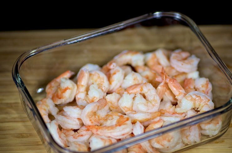 1. Этап. Маринованные креветки: 2. Очистите креветки от панциря и поместите их в глубокий контейнер.