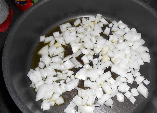 1. Этап. Лазанья с креветками: 1. На сковороду налить оливковое масло и отправить туда измельченный лук с чесноком.