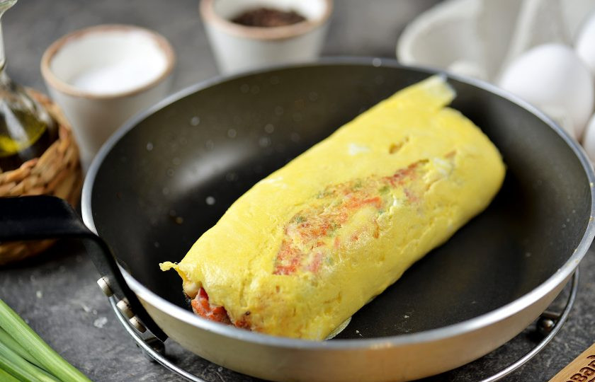 1. Этап. Корейский омлет: Затем сделайте огонь самым тихим и подержите омлет на сковороде по несколько секунд с каждой стороны до полной готовности.