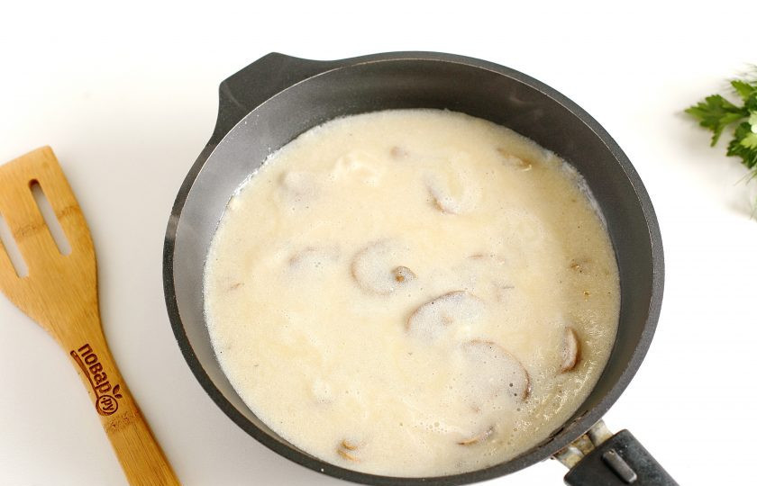 1. Этап. Соус для спагетти: На небольшом огне доведите соус до кипения и как только он загустеет, снимите с огня.