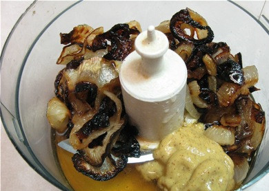 1. Этап. Кабачки, запеченные в сметане: 2. Лук измельчим и обжарим до коричневого цвета. Далее в блендере смешаем лук, мед, уксус, горчицу и специи до однородности. После чего вливаем сметану, перемешаем еще раз.