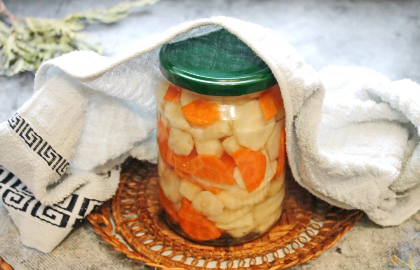 1. Этап. Топинамбур на зиму: Банки плотно закройте крышками, переверните банки вверх дном и укутайте до полного остывания.