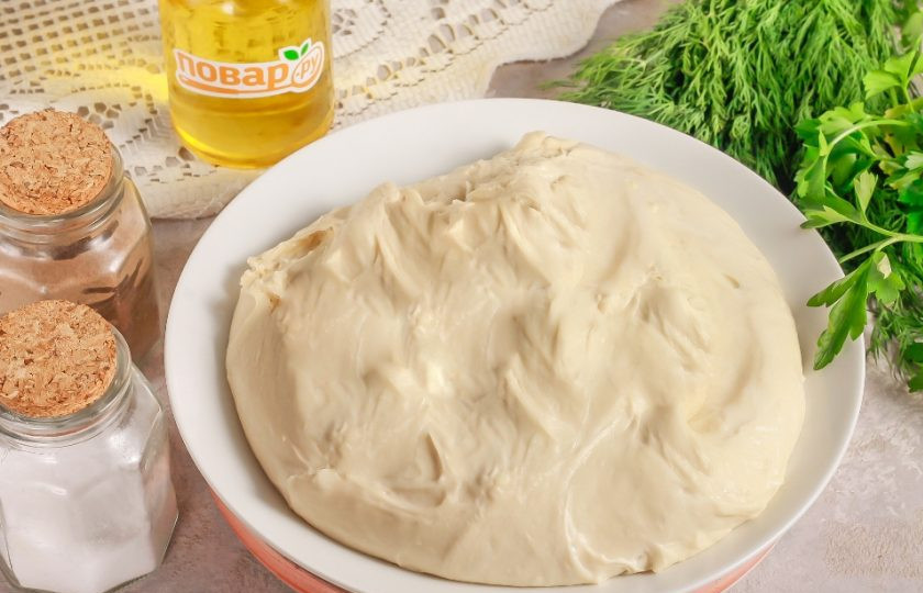 1. Этап. Пельмени с рыбой По-сахалински: Накройте его пищевой пленкой и оставьте на 20 минут в покое, чтобы активировалась клейковина.