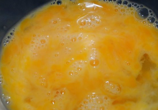 1. Этап. Яичница с семгой: Итак, начнем с того, что разобьем яйца в миску, добавим к ним немного черного перца и соль по вкусу (я ее не добавляю, семга и так соленая). Теперь яйца немного взбалтываем при помощи вилки, но не взбиваем их.