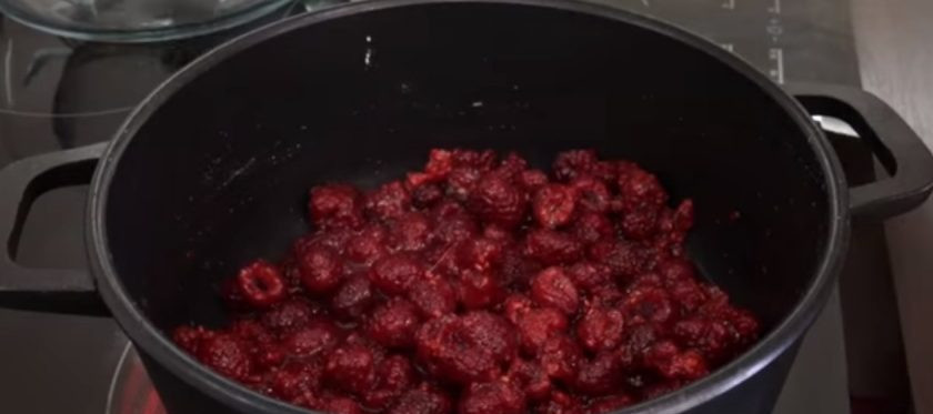 1. Этап. Торт без выпечки с кокосовым кремом: 1. Малину смешайте с соком лимона, сахарной пудрой, водой и поставьте на огонь. На среднем огне проварите малину под крышкой в течение 15 минут.