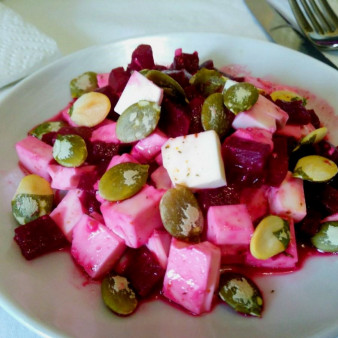 Салат из томленой свеклы с тыквенными семечками