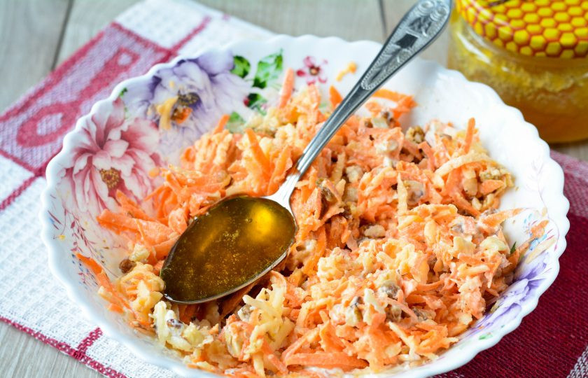 1. Этап. Салат с орешками: Добавьте для сладости мед и снова перемешайте.