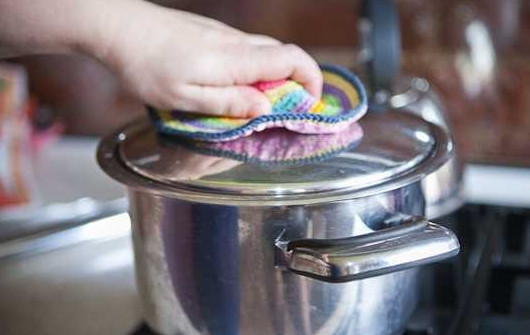 1. Этап. Суп грибной с шампиньонами: 10. После снимите с огня, накройте крышкой и оставьте минут на 10-15, чтобы суп настоялся. После можно разливать по тарелкам и подавать к столу.