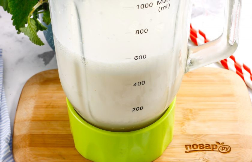 1. Этап. Молочный коктейль с соком: Взбейте все в течение 2 минут на пульсирующем режиме, чтобы получить пышную пену.