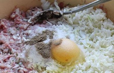 1. Этап. Диетические ленивые голубцы: Теперь капусту смешайте с фаршем. Туда же добавьте яйцо, соль и перец, перемешайте все до однородной массы.