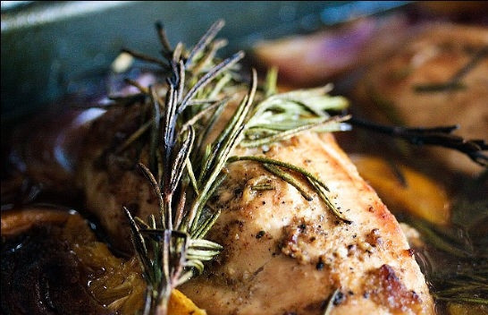 1. Этап. Куриная грудка на кости: 2. Поставьте форму с грудкой в духовку, разогревшуюся до 200 С. Несколько раз достаньте деку с грудками и полейте их соусом. Розмарин смочите в соусе и снова положите сверху грудок. Готовьте 45-50 минут (в зависимости от мощности духовки).