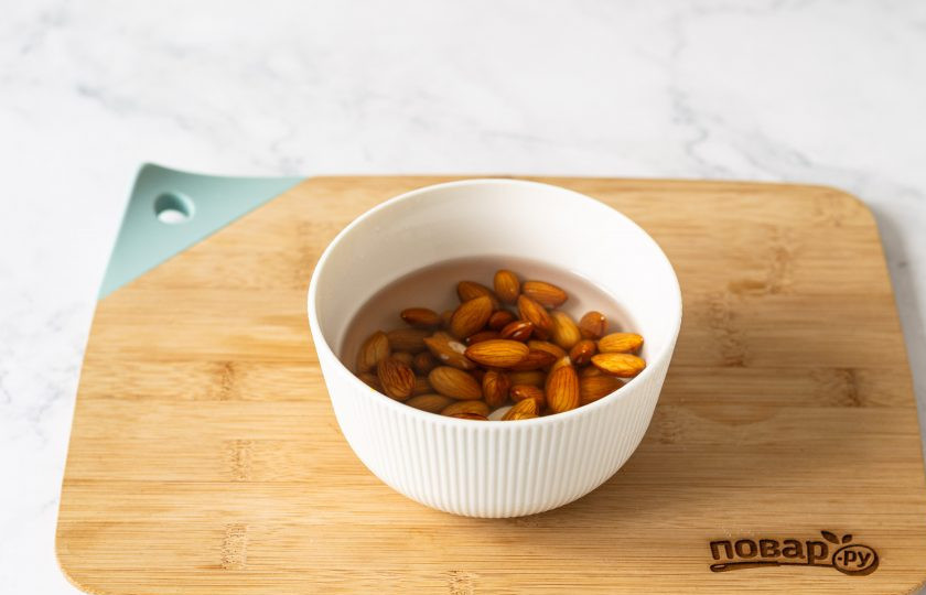 1. Этап. Вегетарианское молоко в домашних условиях: Миндаль замочите в воде на ночь.