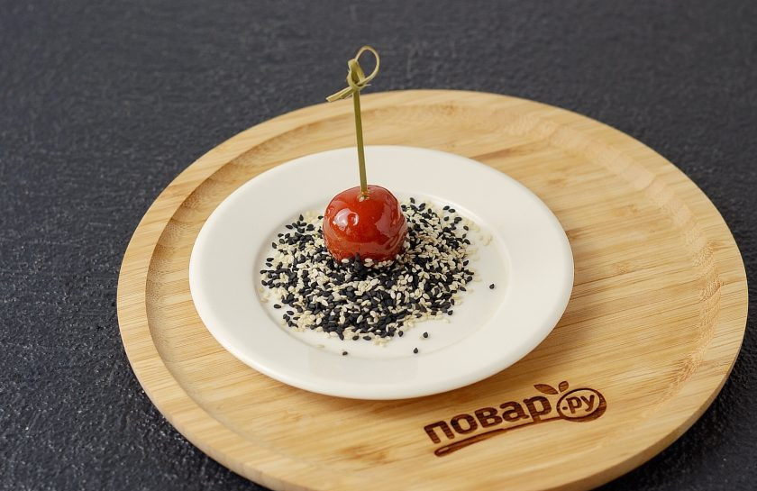 1. Этап. Карамелизированные помидоры: Затем, пока карамель еще не застыла, окуните каждый томат в кунжут.