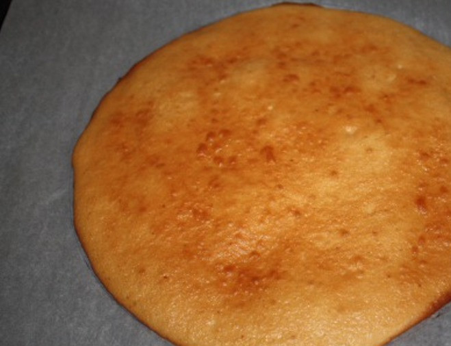 1. Этап. Медовый пирог с грецкими орехами: Застелите противень пергаментом и выложите на него 2-3 столовых ложки теста. Распределите его в форме круга и выпеките в духовке 7-10 минут при 180 градусах. Повторите процедуру, пока не закончится тесто. У вас должно получиться 5-6 коржей.