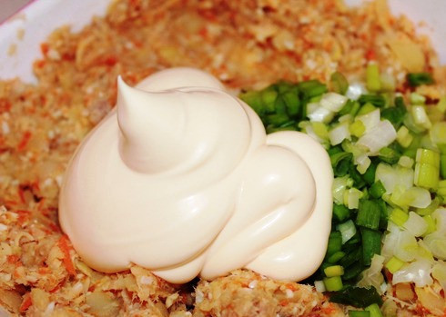 1. Этап. Салат в шариках с рисом и консервой: Смешайте все ингредиенты, добавьте отварной рис, измельченный зеленый лук, майонез и соевый соус. Хорошо перемешайте.