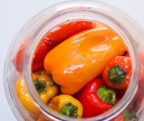 1. Этап. Маринованный перец без закатки: 7. Примерно половину заполнить перцем.