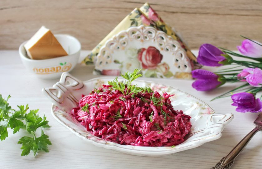 1. Этап. Салат со свеклой и копченым сыром: Подавайте салат на закуску.