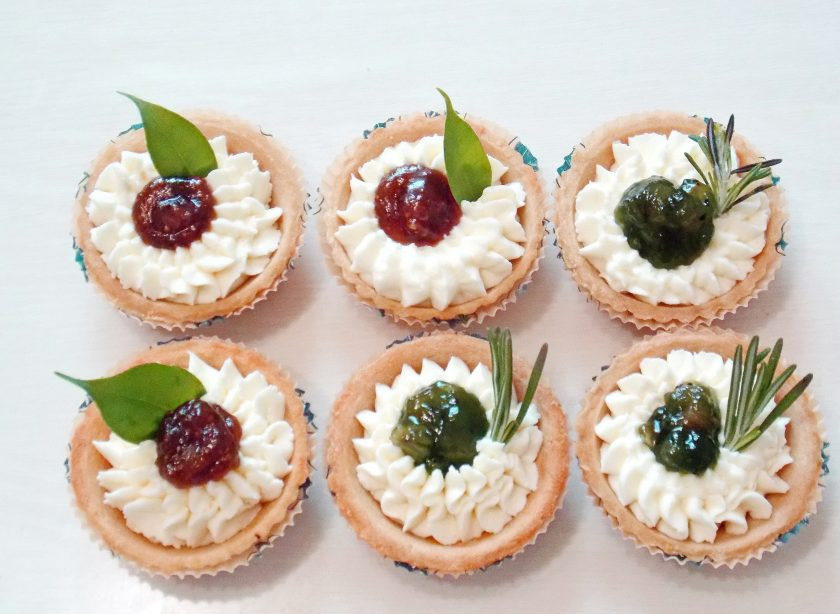 1. Этап. Крем-чиз на сливках: Украсьте пирожные с кремом-чиз по своему усмотрению.