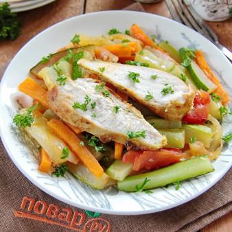 Молодые кабачки, тушеные с курицей