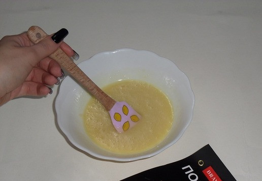 1. Этап. Кукурузно-тыквенный кекс с изюмом: Растапливаю шоколад, включая микроволновку 2-3 раза по 15 -20 секунд. Перемешиваю шоколадную смесь.