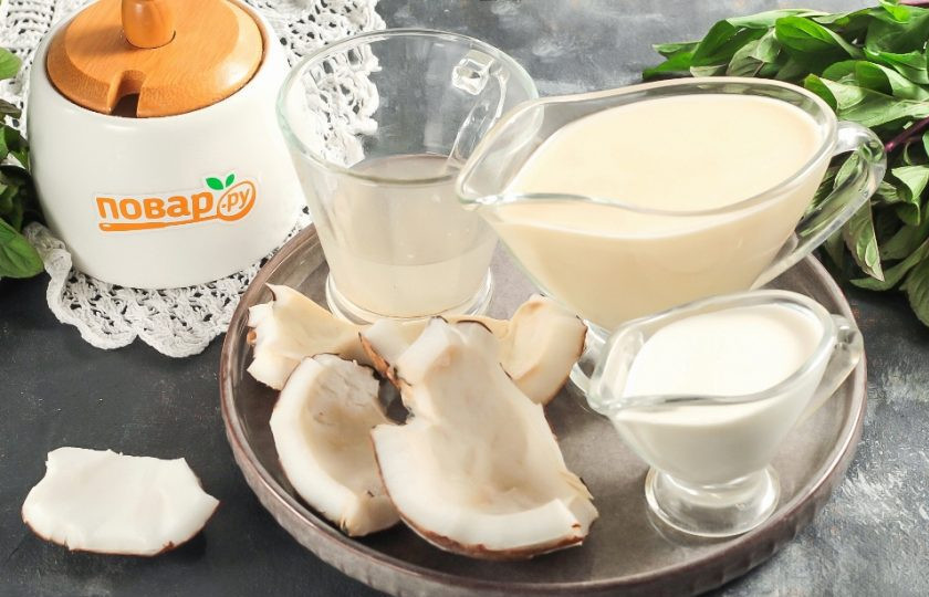 1. Этап. Сливочно-кокосовое мороженое: Подготовьте указанные продукты. Если решили приготовить мороженое из спелого кокоса, то слейте из него молоко (прозрачное) и разбейте орех на части, удалите кожуру и промойте.