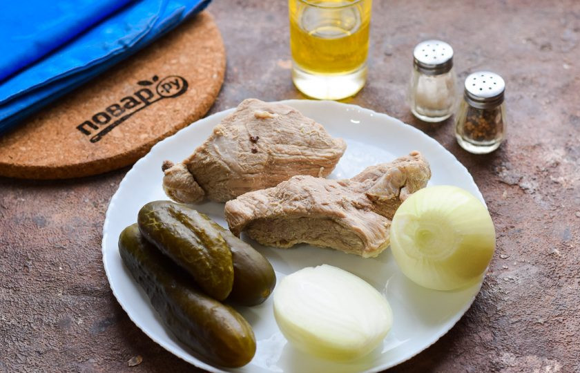 1. Этап. Салат из говядины с огурцом: Подготовьте ингредиенты. Говядину заранее отварите.