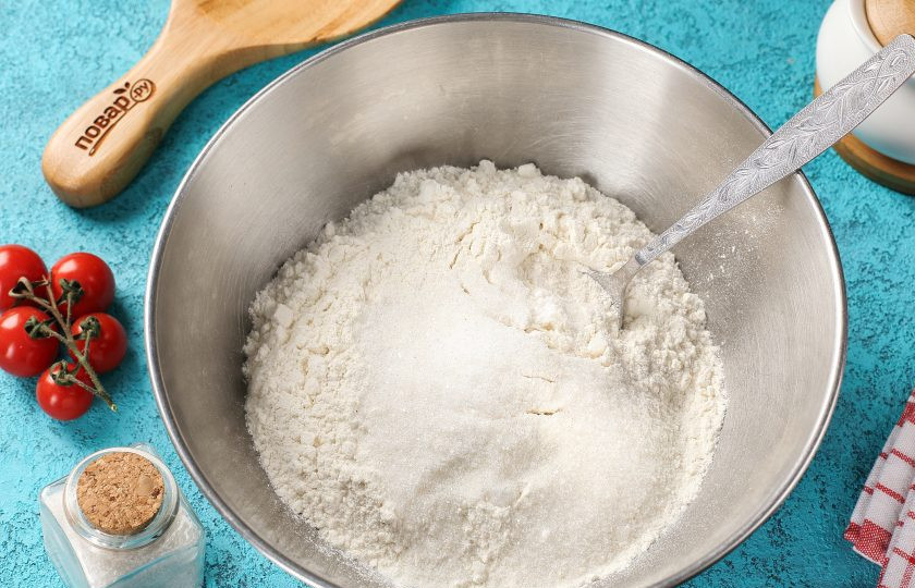 1. Этап. Песочное тесто на маргарине для пирога: В глубокой миске соедините муку, соль, сахар и соду.