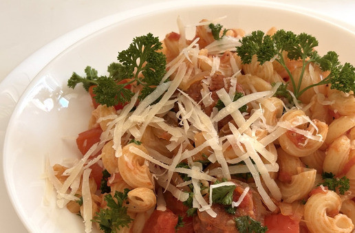 1. Этап. Быстрая сковорода Паста с чоризо: Подавать горячей, можно посыпать твёрдым сыром.