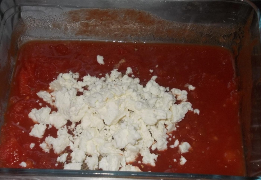 1. Этап. Креветки, запеченные под соусом: 3. Фету выкладываю в миску и разминаю вилкой в мелкие кусочки, добавляю к томатам.