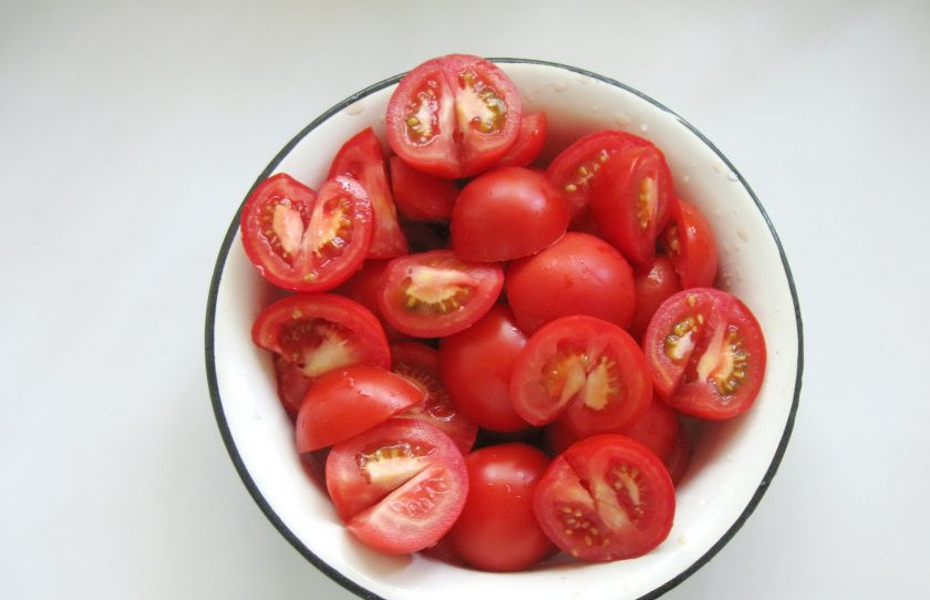 1. Этап. Закуска из баклажанов с помидорами на зиму: Помидоры помойте, удалите плодоножку.