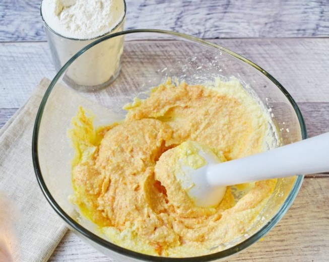 1. Stage. Pumpkin Lazy Dumplings: Boil the pumpkin. In a bowl, combine the cottage cheese, boiled pumpkin, egg, sugar and beat with a blender until smooth.