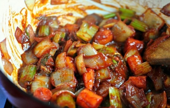 1. Этап. Свиная шейка тушеная: Затем добавляем в сковороду головку чеснока (целиком, можно даже не чистить, а только помыть), вино и томатную пасту. Перемешиваем и готовим 3-4 минуты на среднем огне.