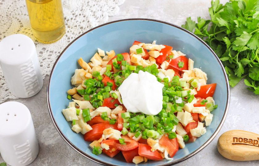 1. Этап. Салат с копченым сыром и помидорами: Выложите майонез любой жирности или любой другой соус на белой основе. Посолите и поперчите блюдо, аккуратно все перемешайте.