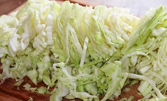 1. Этап. Капуста с помидорами: Капусту мелко шинкуем. Посыпаем солью и, если капуста молодая, просто перемешиваем. Если делаем салат осенью - капусту слегка обжать, так она станет помягче.