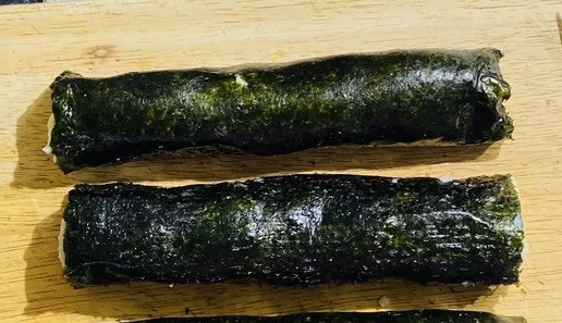 1. Этап. Роллы с сельдью, картофелем и соленым огурцом: Свернуть в рулет