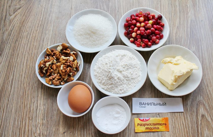 1. Этап. Бостонский клюквенный пирог: Подготовьте все необходимые ингредиенты для приготовления бостонского клюквенного пирога. Ягоды переберите, сполосните и обсушите.