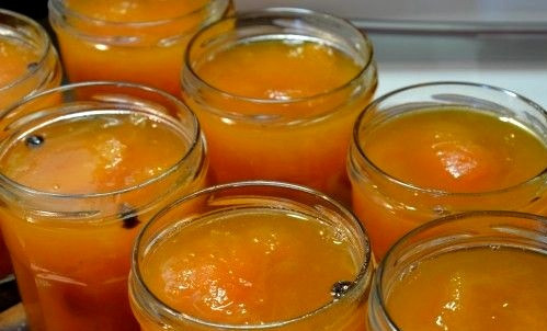 1. Этап. Абрикосовое варенье быстро: Горячее варенье раскладываем в стерилизованные банки и кипятим их еще 10-15 минут на водяной бане, затем закатываем и оставляем остывать.
