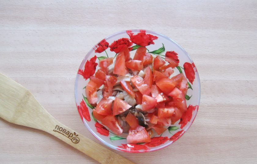 1. Этап. Салат Багратион: Помидоры помойте, нарежьте и выложите в салат.