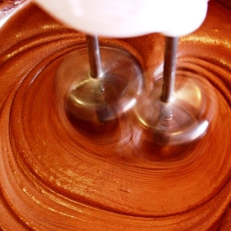 1. Этап. Торт Брауни: Начинаем взбивать смесь на медленной скорости миксера. Продолжая взбивать, поочередно вводим в смесь яйца.